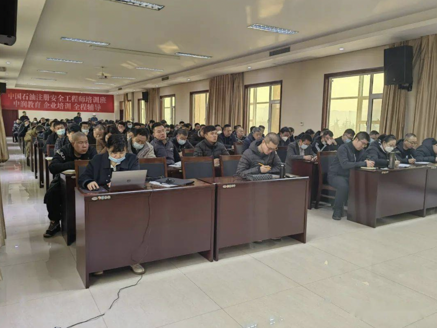 1713926369739953.jpg 中润教育与中国石油陕西分公司开展战略合作,共筑注册安全工程师培养新高地(图1)